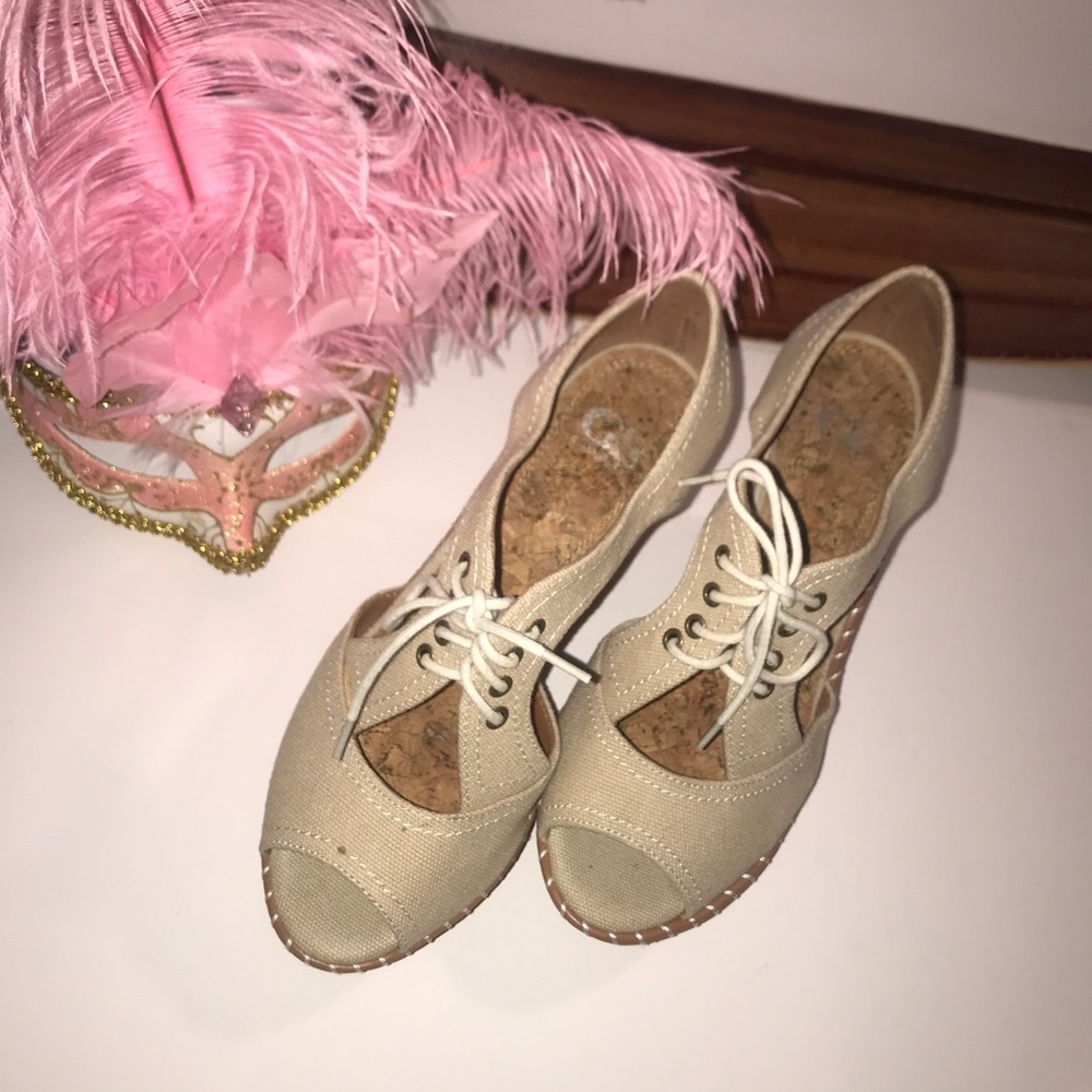 ❌SOLD❌🎗🏵HOST PICK🏵🎗BCBG Peep Wedges - Picture 2 of 4